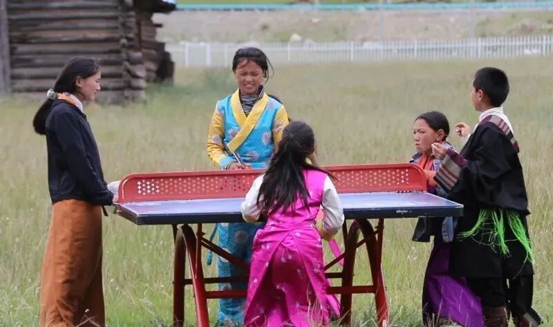 奋进新甘孜, yxB, 喂牦牛外就